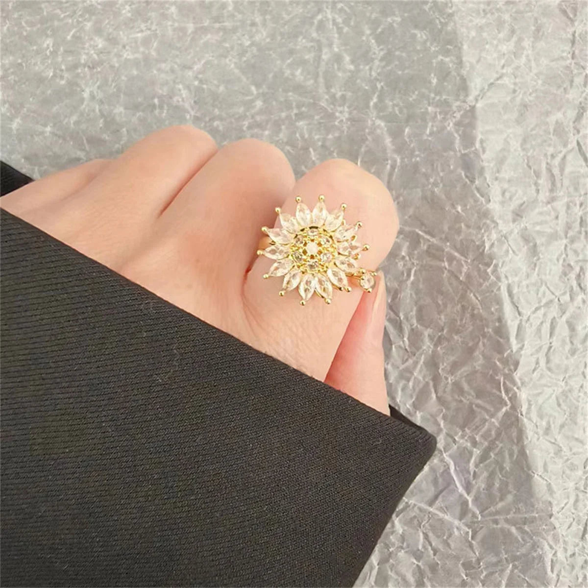 Fashion Fidget Spinner Ring Anxiety for Women Multiple Crystal Sunflower Finger Rings Rotate Anti Stress Jewelry Wedding Gift Qme