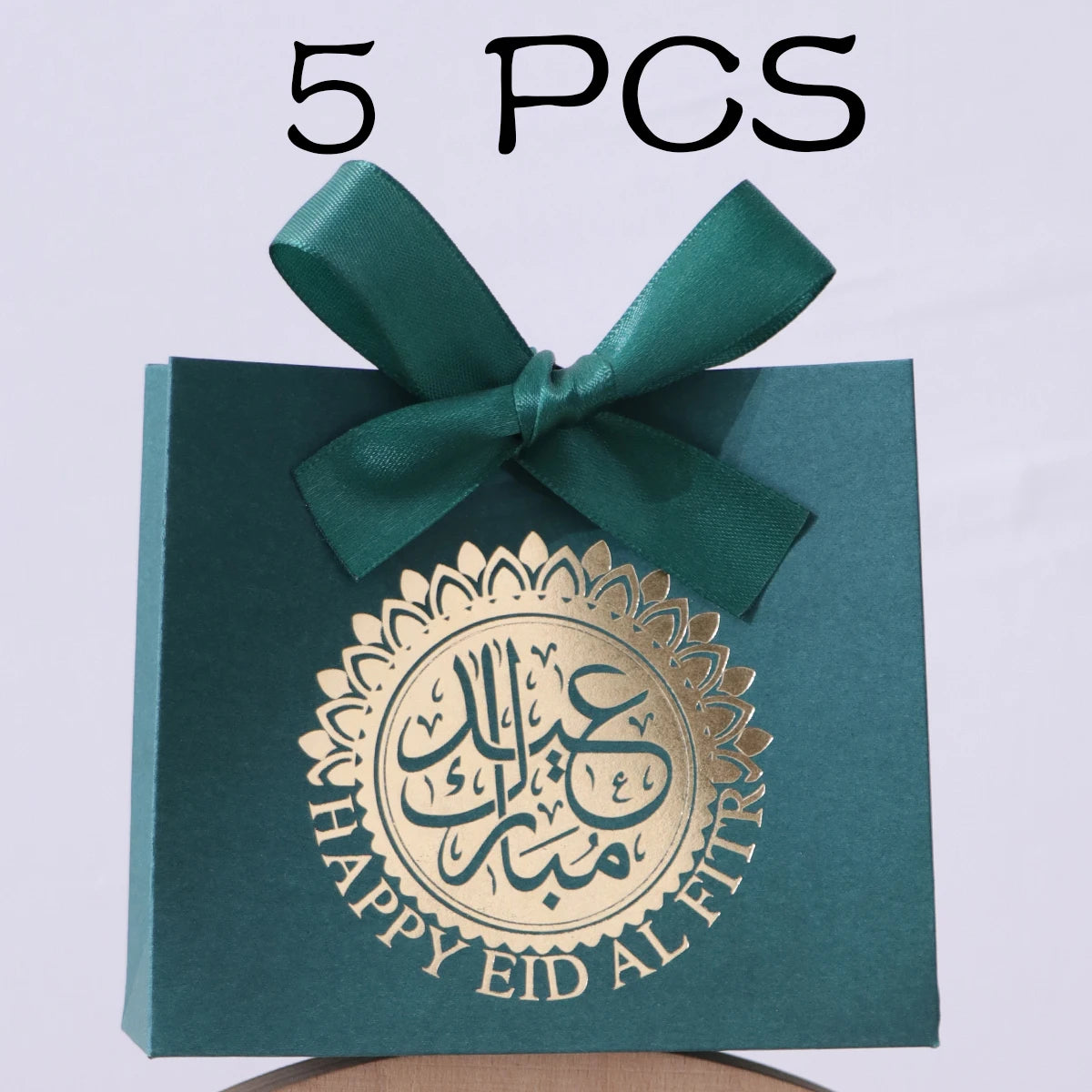 5 Exquisite and Compact Eid Gift Boxes, Each Featuring Elegant Black, Luxurious Green, and Pure White as Their Main Colors, Adorned with Delicate Arabic Script and Golden Circles, and Tied with Luxurious Gold and Silver Ribbo Qme --5Pcs-Green- 11.5X10X4.5Cm