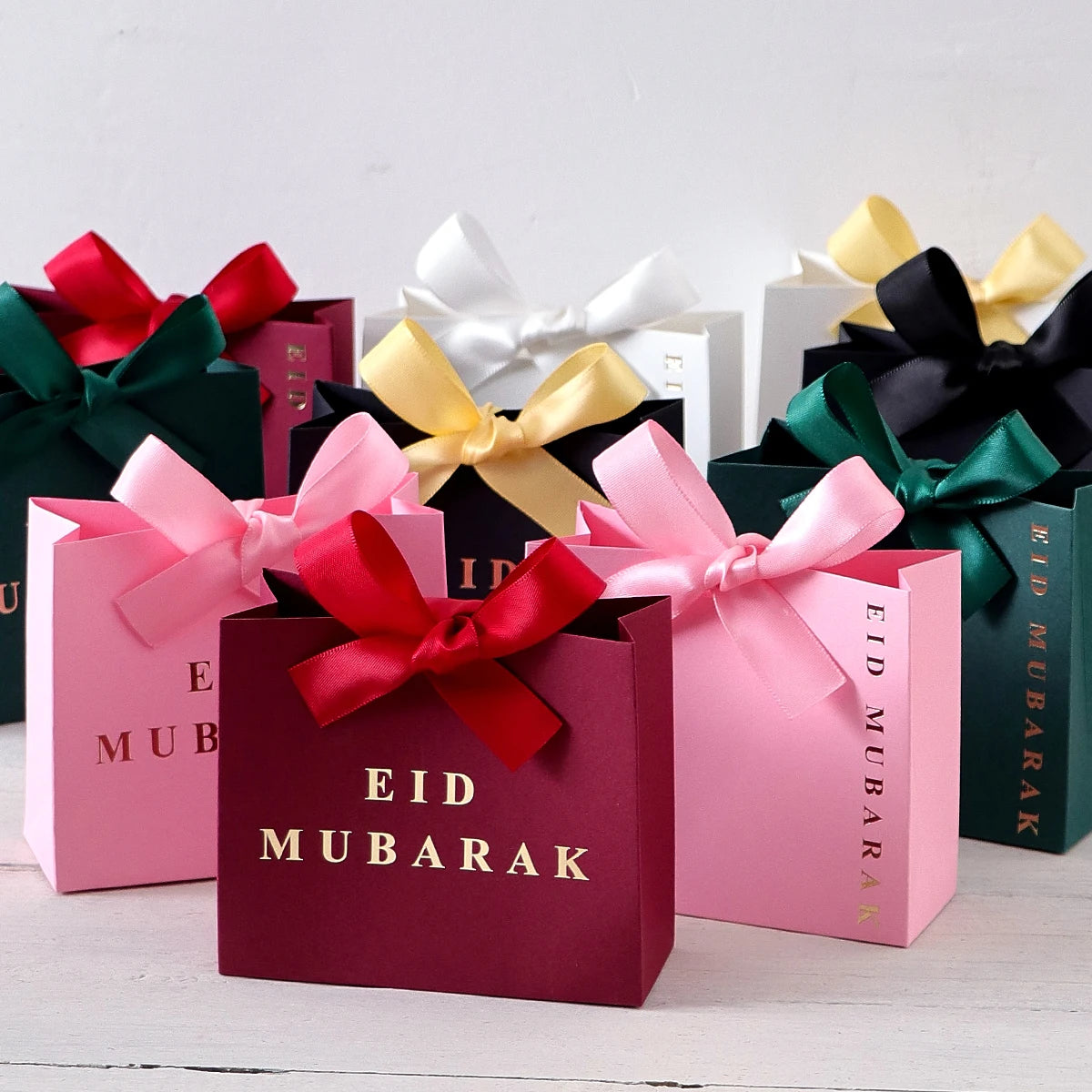 This 5-Piece Eid Gift Box Is Decorated with Ribbon Bows and Exquisite Paper Packaging, Perfect for Holiday Parties, and Can Hold Candies, Cookies, Jewelry, and More Multiple Styles Available (Black, Pink, White, Green, Red). Qme