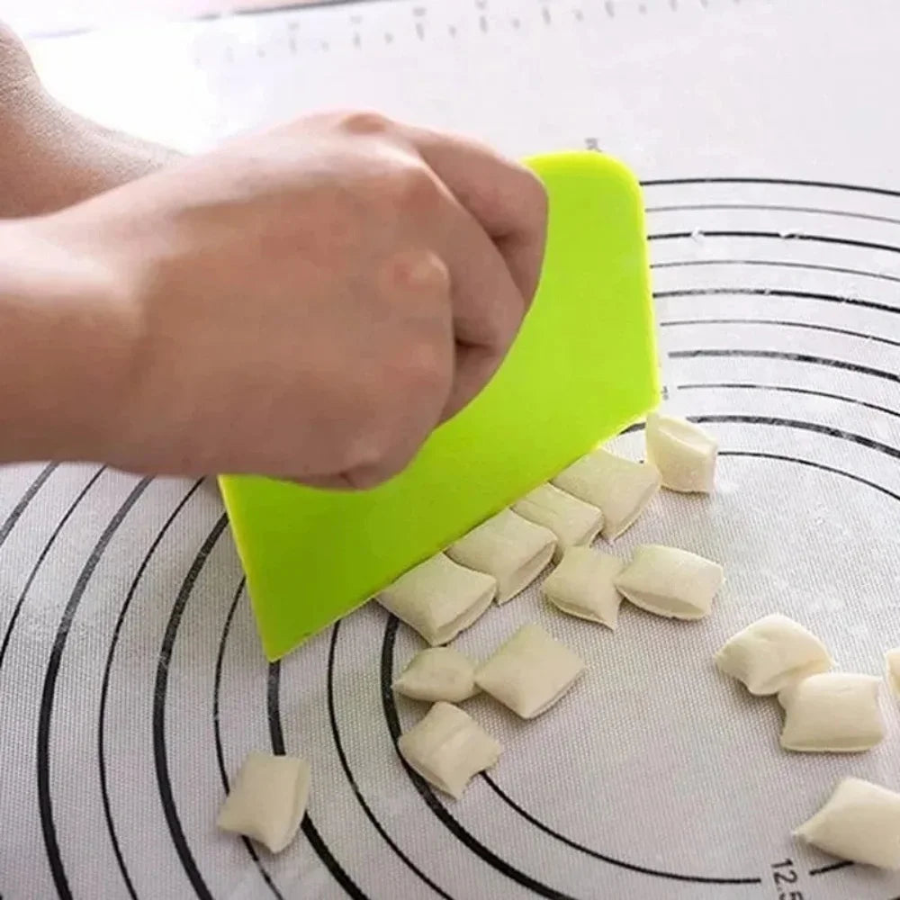 Kitchen Baking Accessory Dough Scraper Cream Spatula Multifunctional Cutting Tool For Homemade Bread Pizza Fondant Pastry Qme