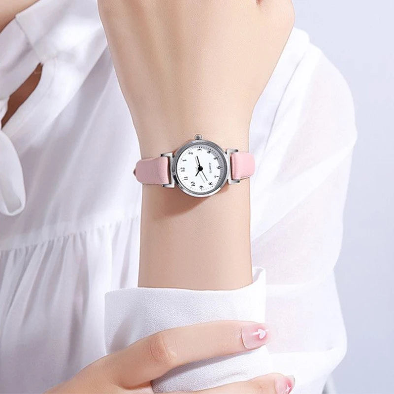 Moda pequena mostrador feminino relógio casual pulseira de couro senhoras relógios de pulso de quartzo Qme