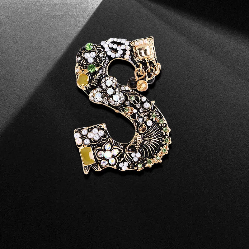 Vintage Luxury Crystal Pearl Letter Brooch Korean Style Elegant Pin for Women Coat Dress High End Clothing Accessories Jewelry Qme SXZ258