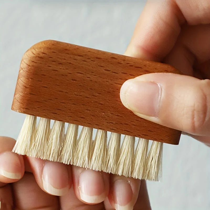 Nail brush, a hard-textured scrubber, is suitable for cleaning the toes and nails, and can also be used as a nail cleaning brush Qme