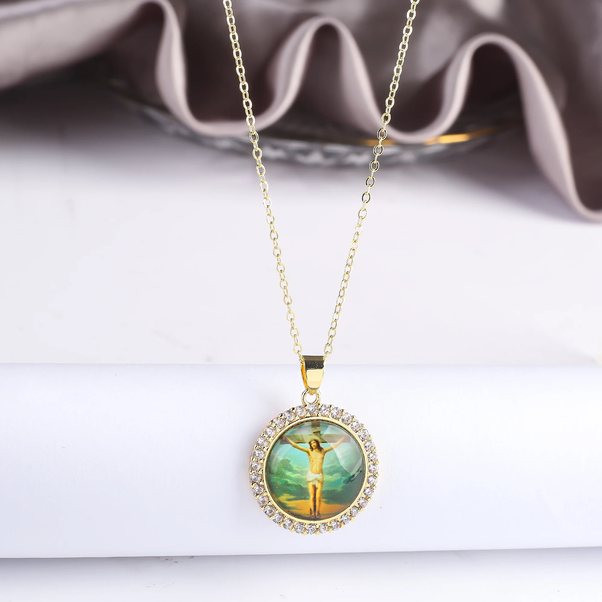 Simple Round Zirconia Acrylic Religious Pattern Theme Character Twist Chain Necklace Classic for Woman Party Jewelry Accessories Qme 5