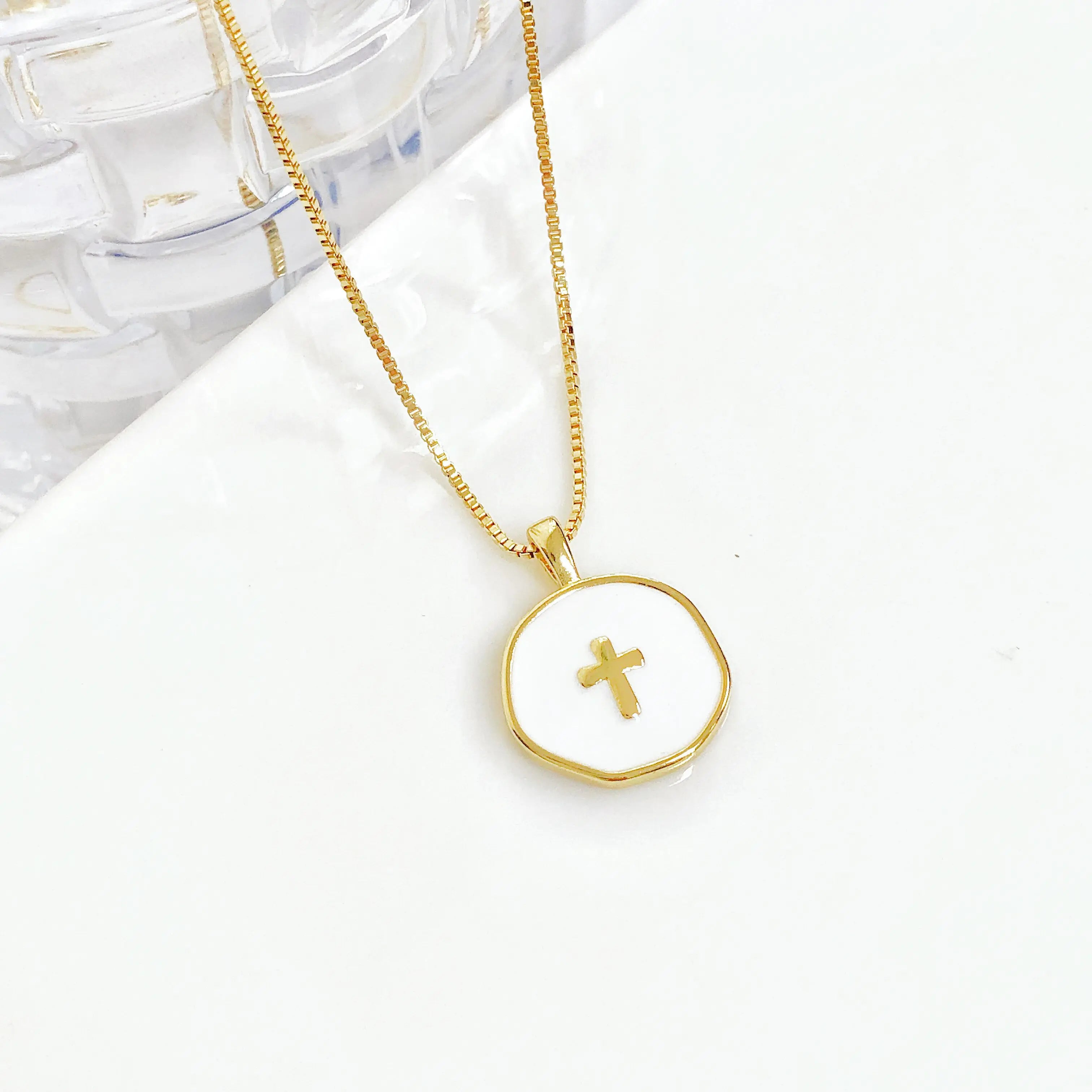 Simple Enamel Art Round Shape Cross Pendant Necklace Fashion for Men Women Daily Party Religious Jewelry Wedding Female Gift Qme 2