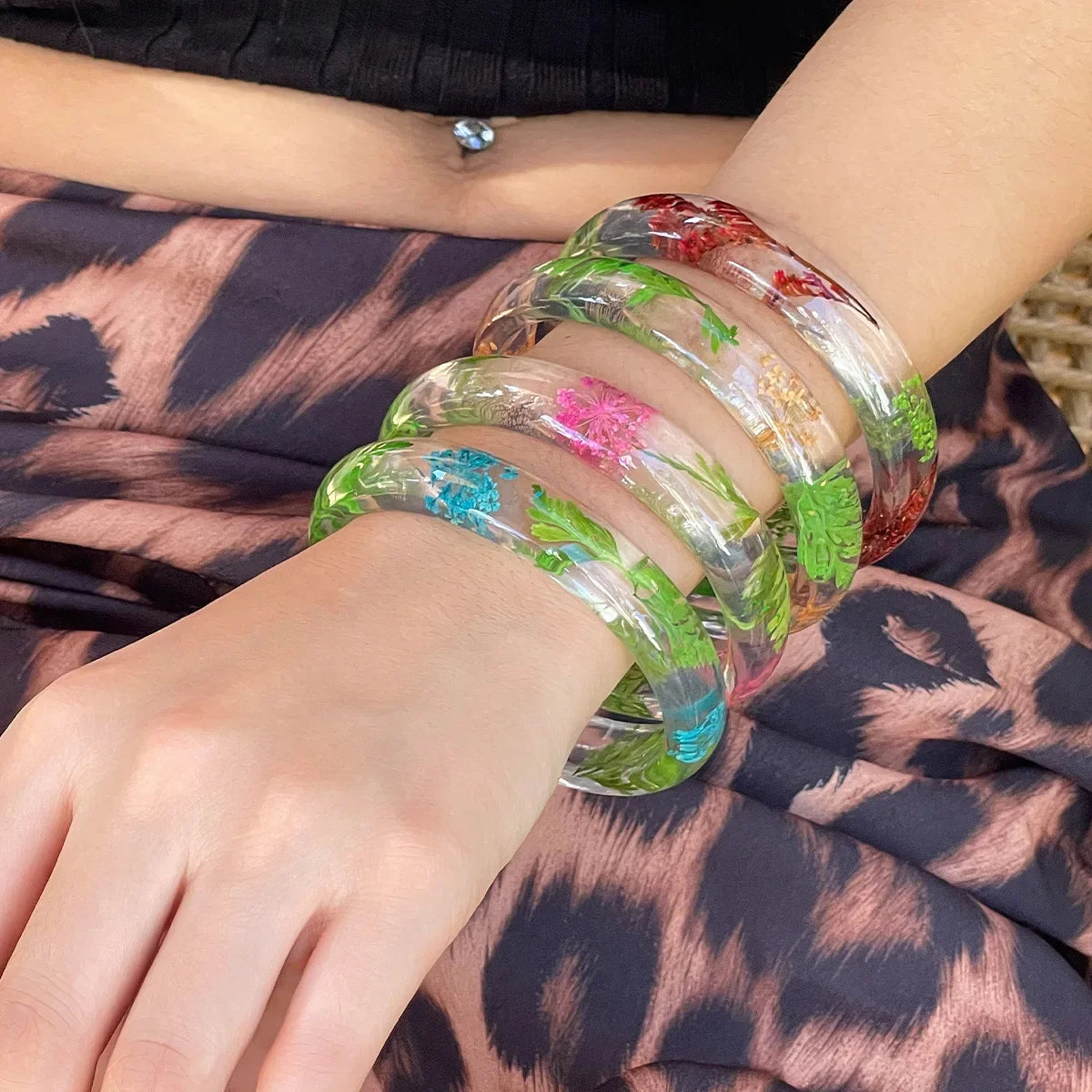 Cool Exaggerated Ins Style Flower Transparent 15MM Round Bangle Bracelet Fashionable Acrylic Color Dried Flower Daisy Bracelet Qme