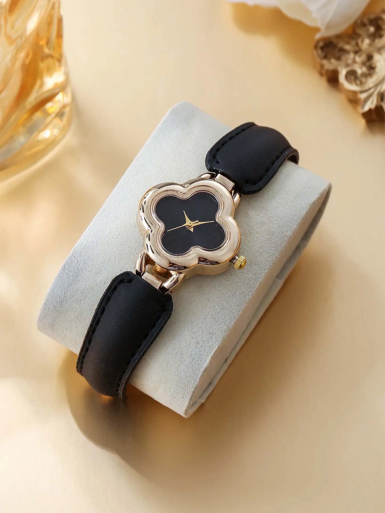 One piece set of creative four leaf clover French high-end temperament versatile Angola red retro style Qme black No