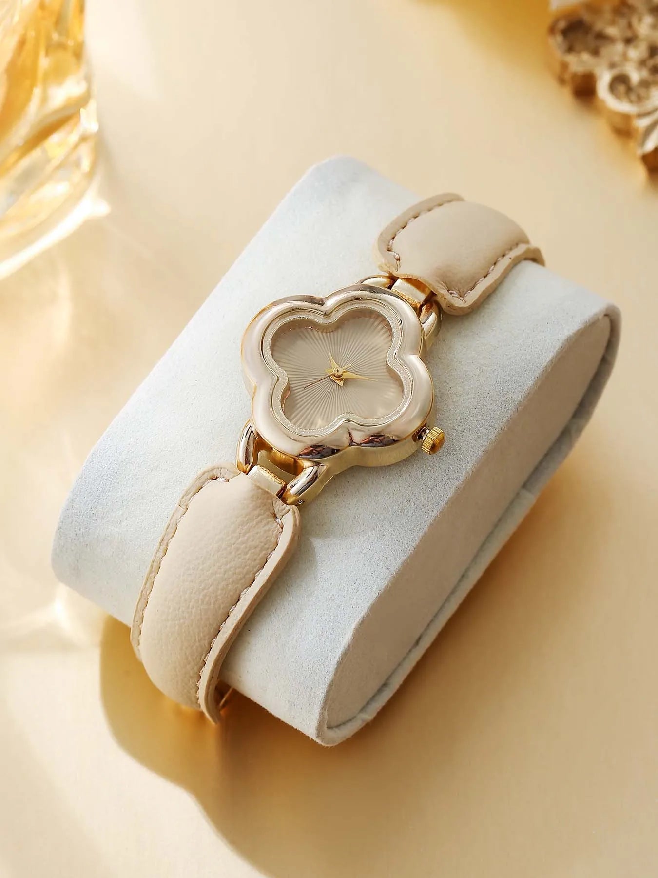 One piece set of creative four leaf clover French high-end temperament versatile Angola red retro style Qme off-white No