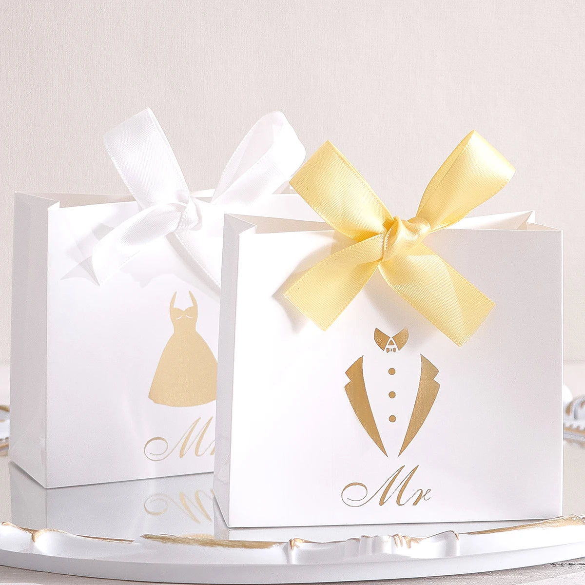 5-Piece Wedding Favor Boxes - Mini“Mr. and Mrs”。 Candy Boxes - Elegant Gold Printed Bride and Groom Design - Satin Bow - White Qme