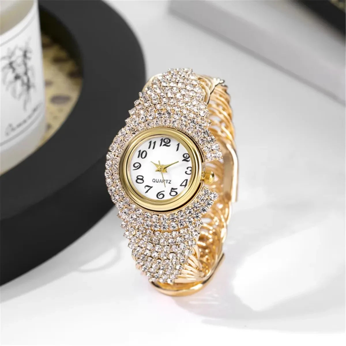 2026 Fashion Versatile Women's Watch Full Diamond Fashion Women's Watch Versatile Casual Women's Quartz Bracelet Watch Qme