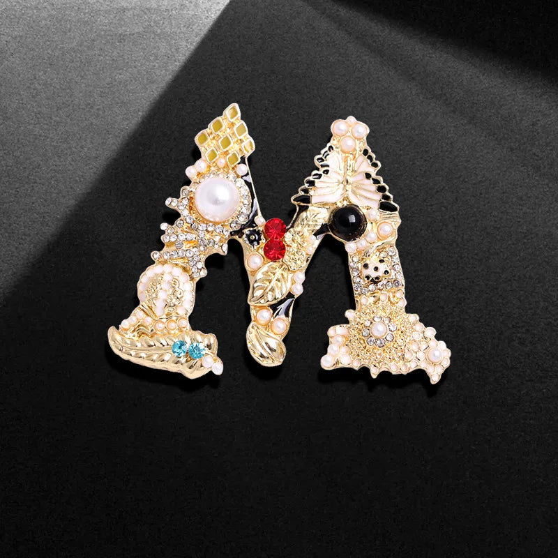 Vintage Luxury Crystal Pearl Letter Brooch Korean Style Elegant Pin for Women Coat Dress High End Clothing Accessories Jewelry Qme SXZ260