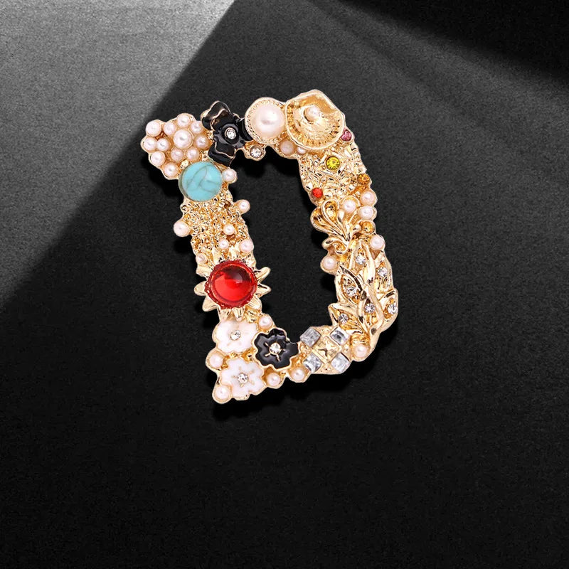 Vintage Luxury Crystal Pearl Letter Brooch Korean Style Elegant Pin for Women Coat Dress High End Clothing Accessories Jewelry Qme SXZ259