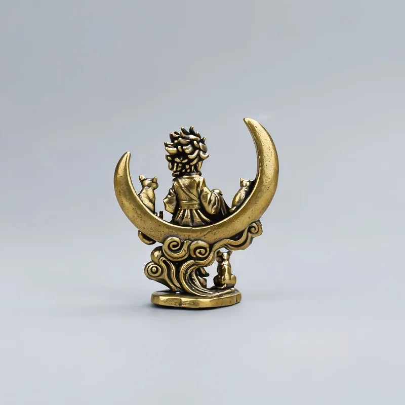 Vintage Brass Moon Witch，Mini Statue Antique Metal Desktop Ornament Gothic Witchcraft Table Decor Halloween Mystical Amulet Gift Qme