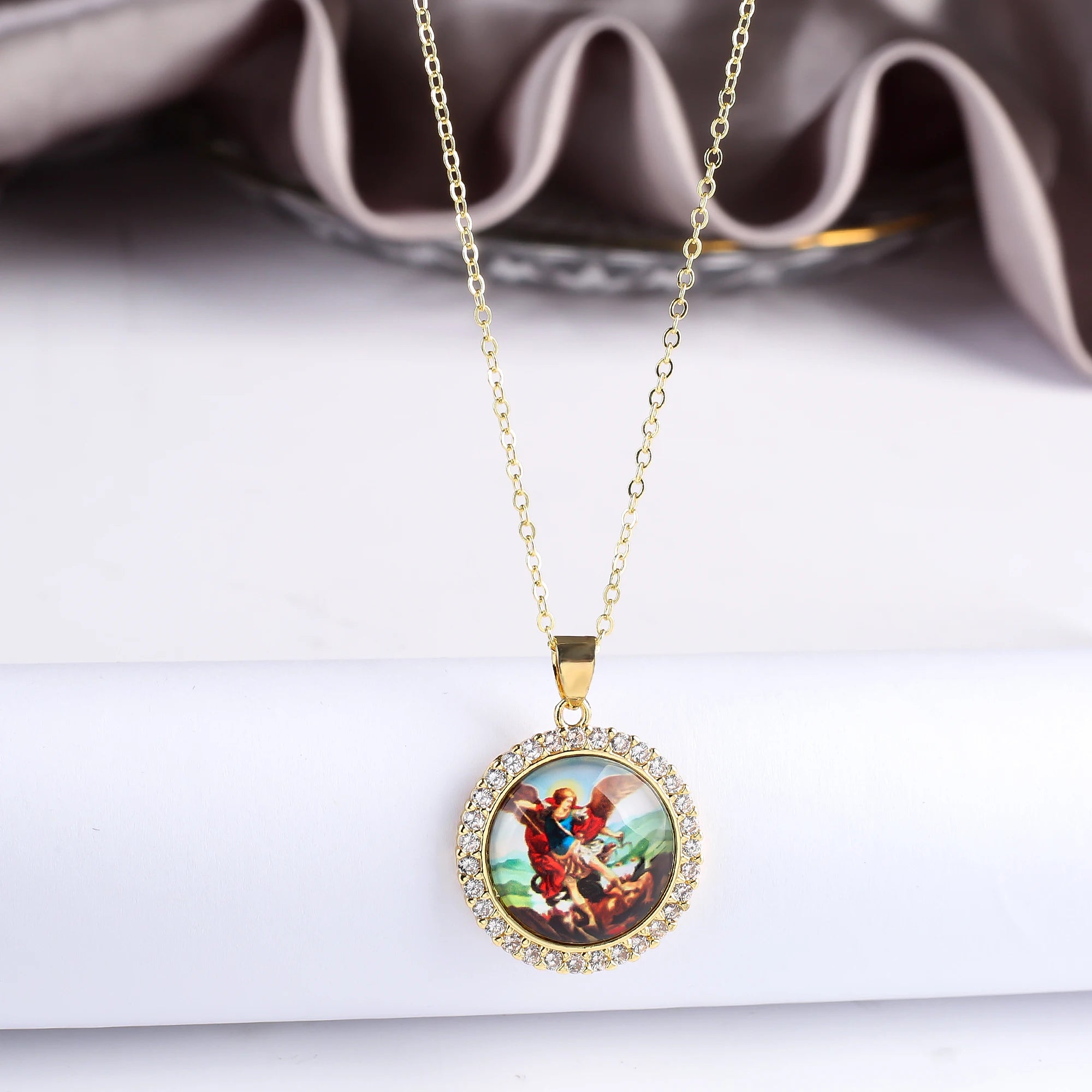 Simple Round Zirconia Acrylic Religious Pattern Theme Character Twist Chain Necklace Classic for Woman Party Jewelry Accessories Qme 2