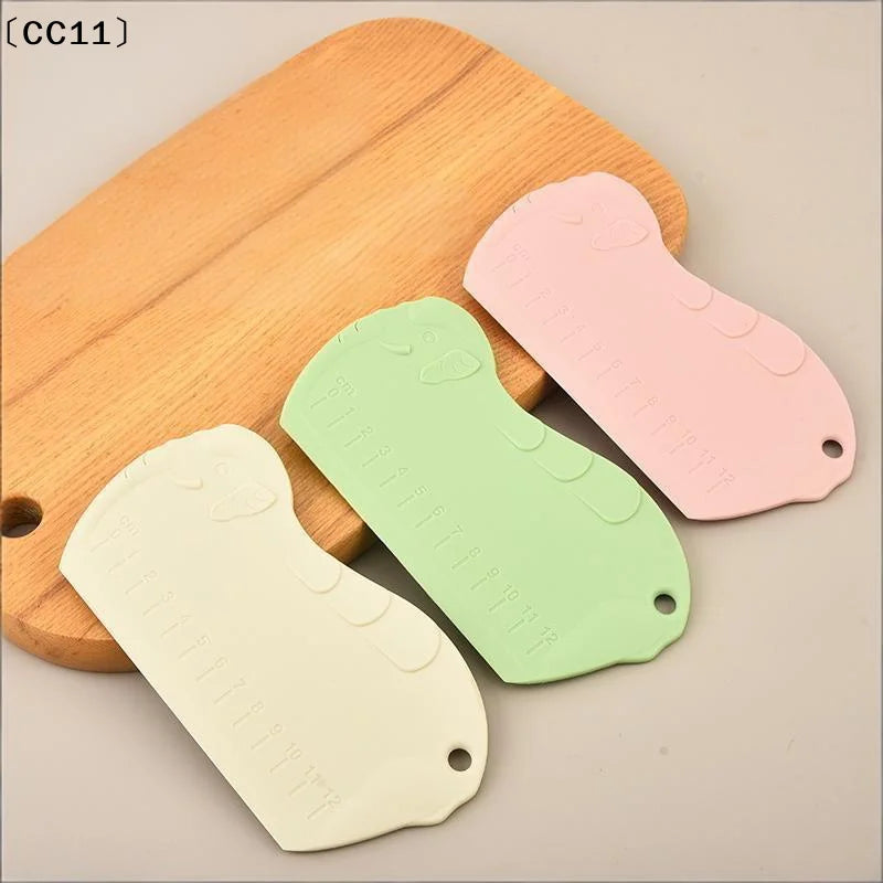 Graduated Plastic Dough Scraper Convenient Practical Kitchen ToolCC11 Qme