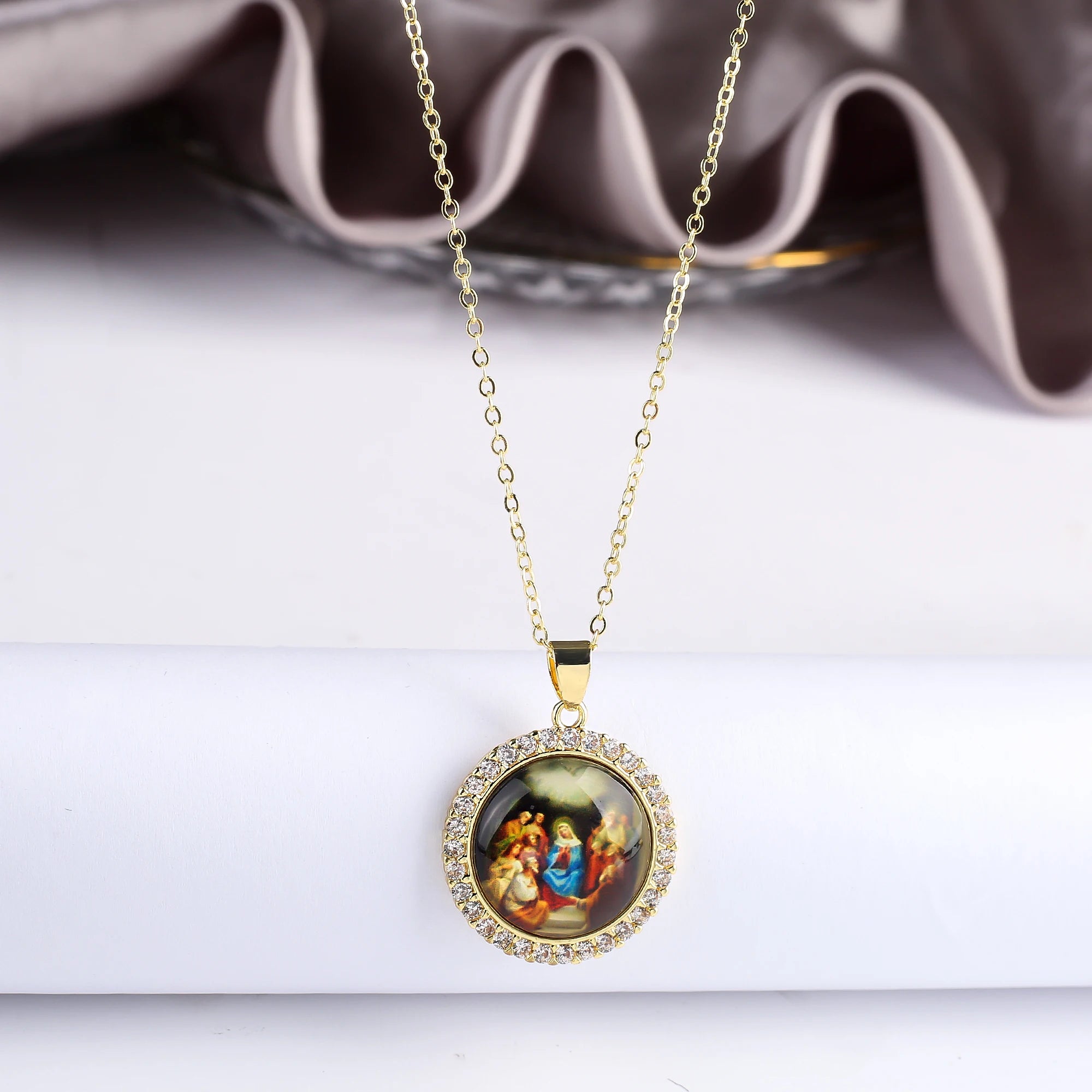 Simple Round Zirconia Acrylic Religious Pattern Theme Character Twist Chain Necklace Classic for Woman Party Jewelry Accessories Qme 4