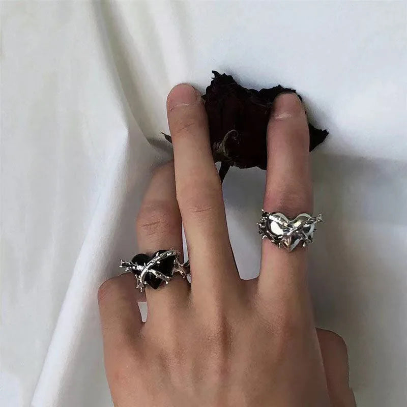 Dark Thorns Heart Ring Punk Hip Hop Gothic Lovers Heart Ring Fashion Street Men and Women Jewelry Gifts Qme