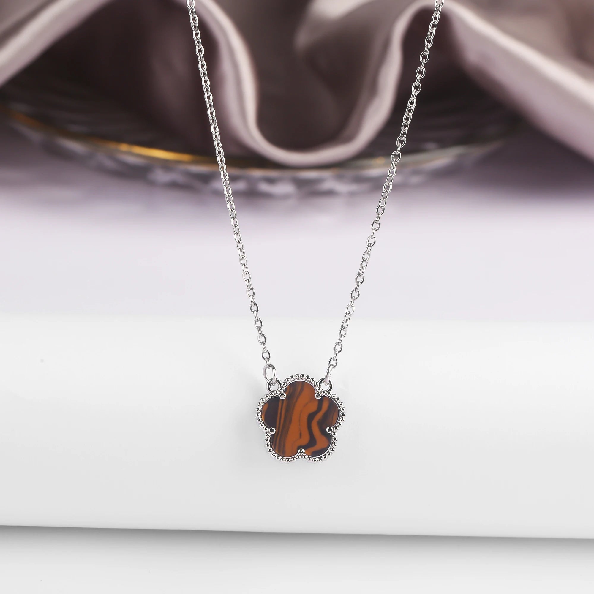Gold/Silver Classic Natural Stone Five Leaf Flower Necklace Fashion Women Flower Jewelry Necklace For Daily Wear Free Shipping Qme 12