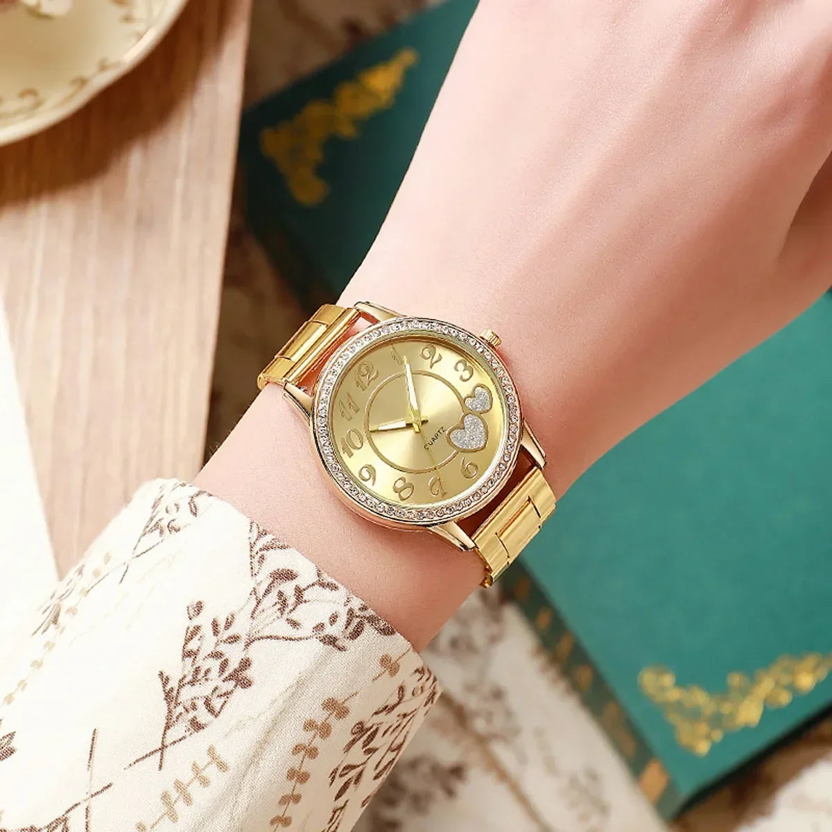 Inlaid rhinestone heart-shaped dial quartz watch, women's strap watch, exquisite dial, clothing accessories Qme