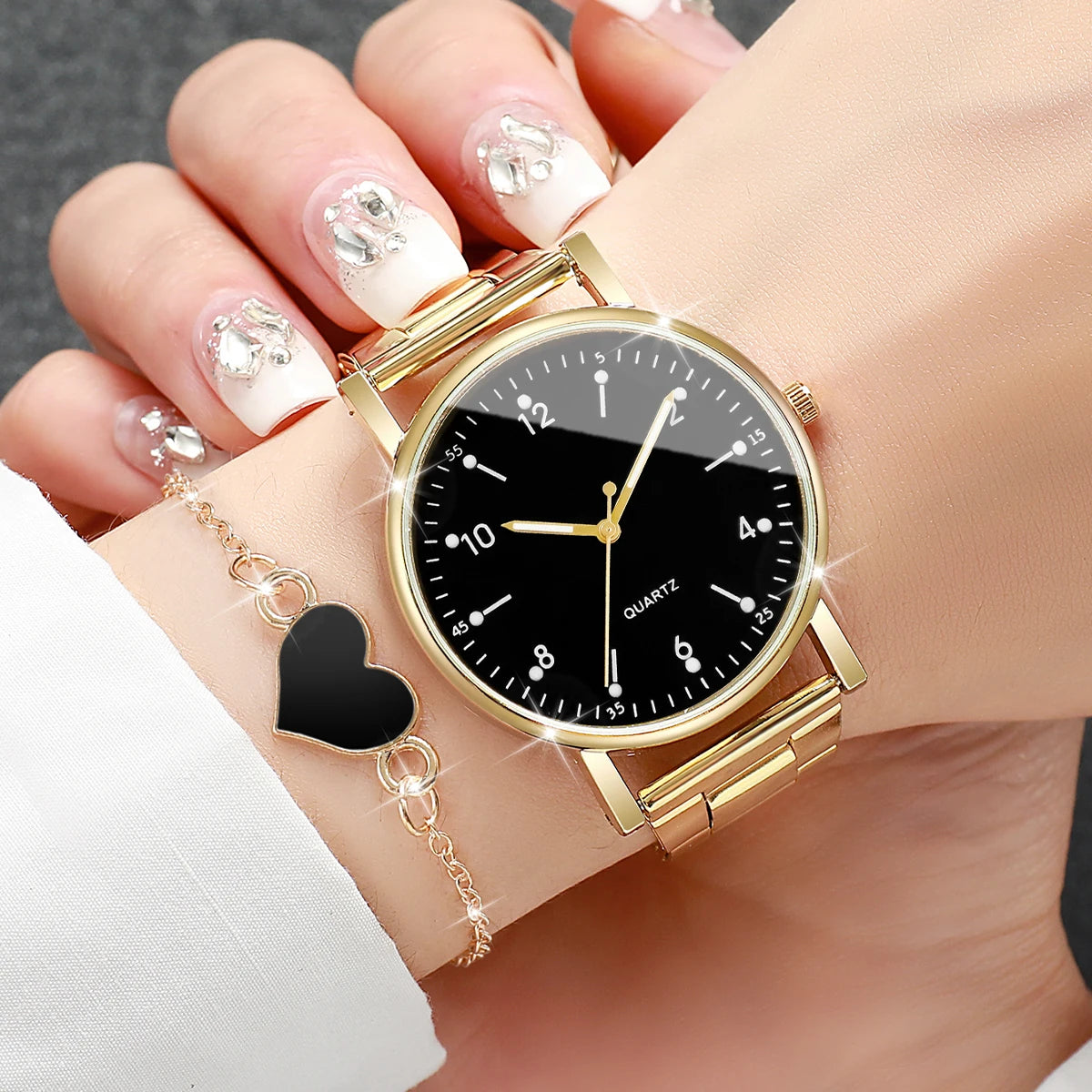 4Pcs Women’s Gold Quartz Watch Set, Minimalist Round Dial Steel Band Wrist Watch with Heart Pendant Bracelet Jewelry Gift Kit Qme