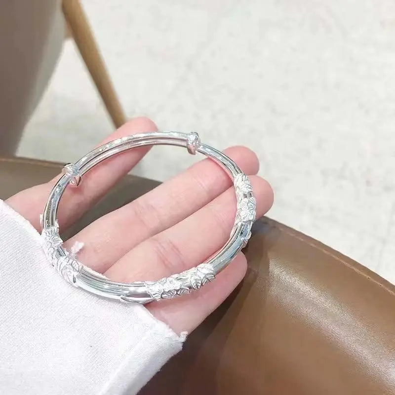 Embossed Flower Silver Plated Bracelet with Adjustable Floral Bangle for Fashionable Women's High-end Jewelry Accessories Qme