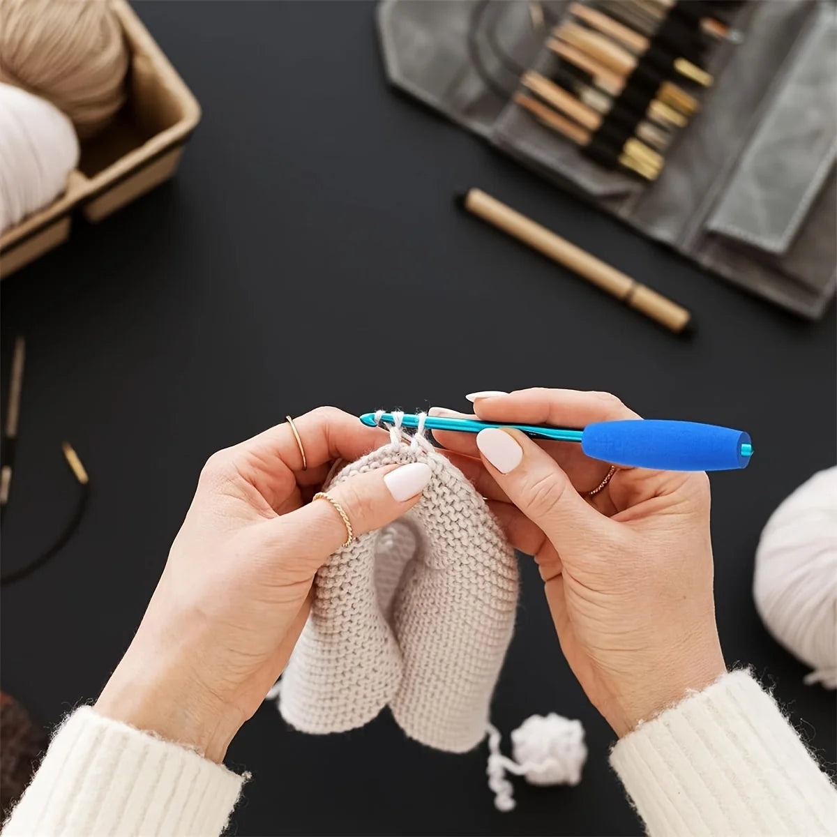 5-Piece Ergonomic Crochet Grip - Removable Soft Crochet Pad for 2mm to 10mm Hooks, Relieves Hand Fatigue, Ideal Auxiliary Tool Qme