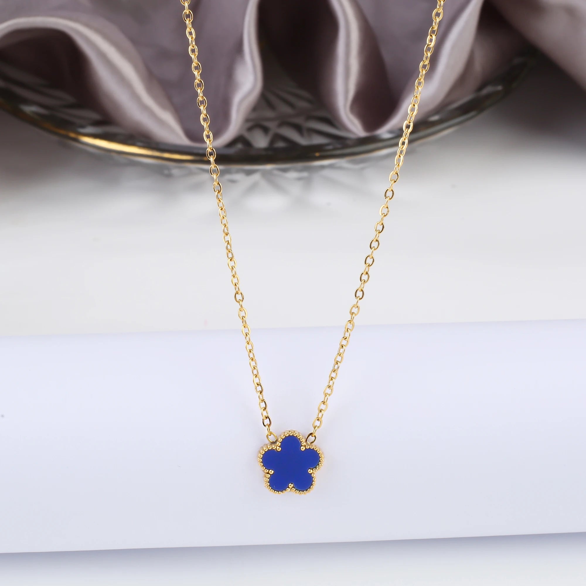 Simple Stainless Steel Five Leaf Flower Pendant Necklace Classic For Woman Girl Holiday Daily Wear Jewelry Gift Free Shipping Qme Rust Red