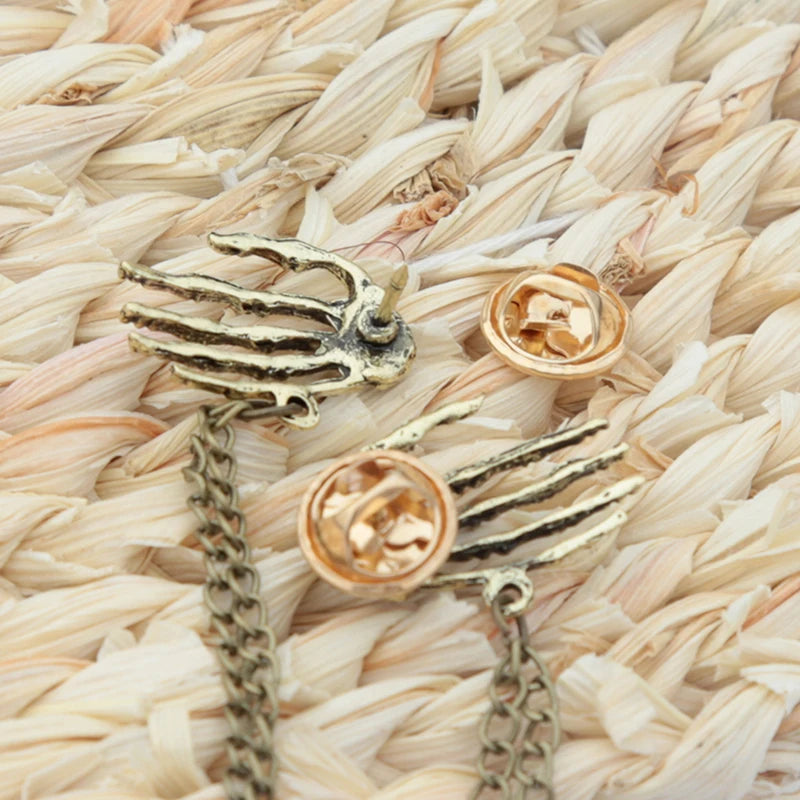 New Brooches Punk Skull Shirt Collar Pins Retro Fashion Men and Women Steampunk Charm Palm Universal Retro Chain Brooch Qme
