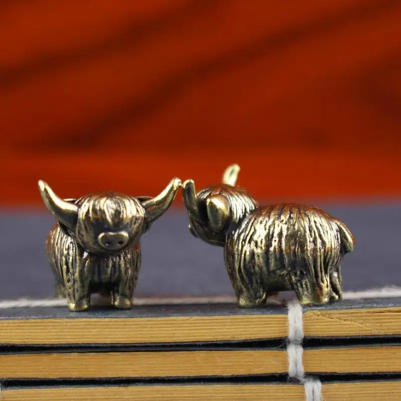 ^Mini Retro Brass Wall Highland Cattle Sculpture Hand Toy Gift Keychain Ornament Home Office Desk Decorative Ornament Qme