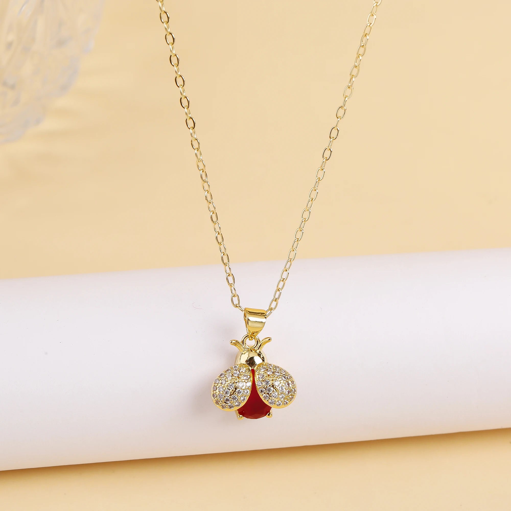 Light Luxury Fashion Gold Plated Crystal Zirconia Bee Pendant Necklace For Female Male Copper Chain Choker Jewelry Accessories Qme 5