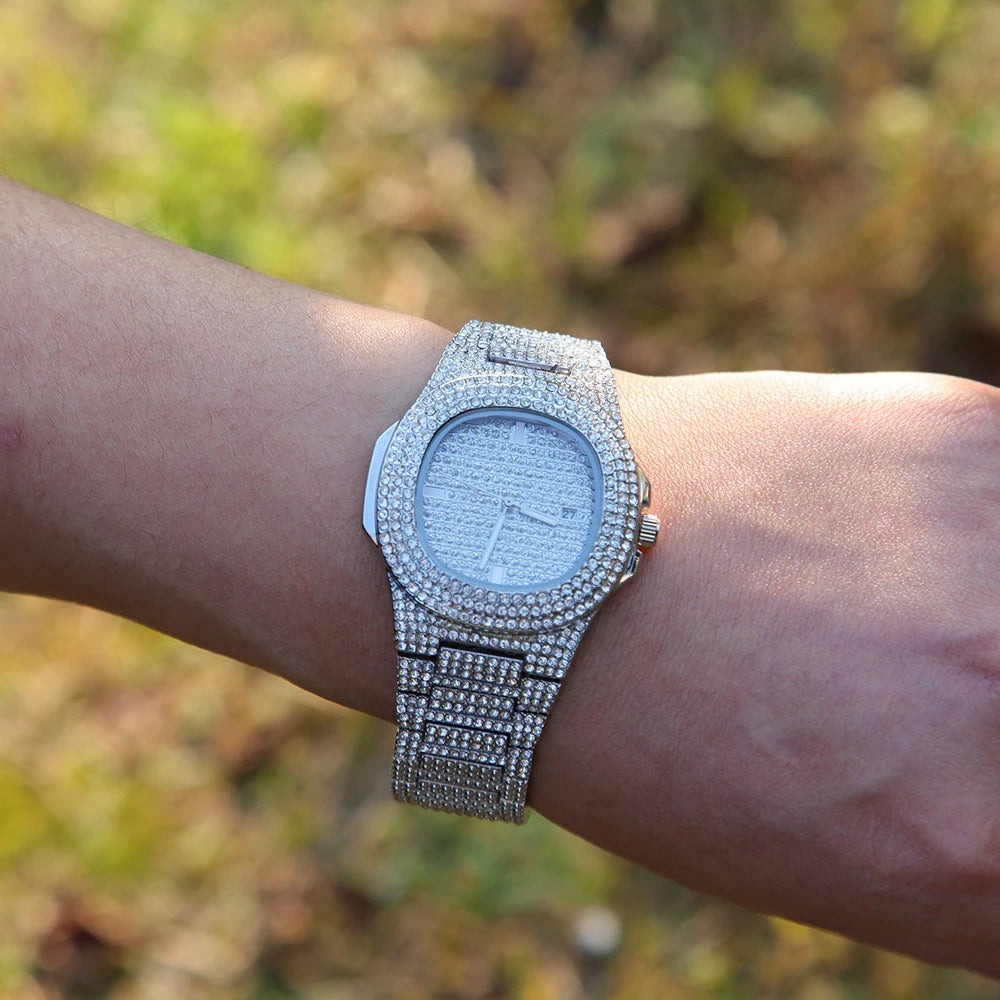 1pcs diamond studded waterproof watch alloy set, fashionable and trendy quartz calendar watch Qme