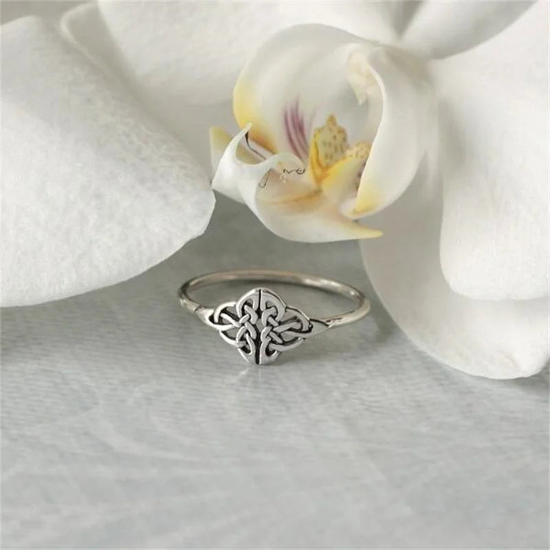 Vintage Knot 925 Sterling Silver Color Ring Creative Flower Finger Ring 6 7 8 9 10 High Quality Metal Fine Jewelry Women Gift Qme