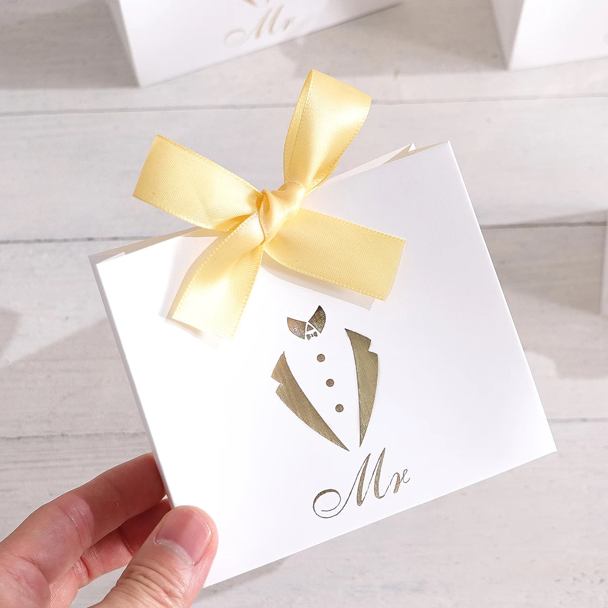 5-Piece Wedding Favor Boxes - Mini“Mr. and Mrs”。 Candy Boxes - Elegant Gold Printed Bride and Groom Design - Satin Bow - White Qme