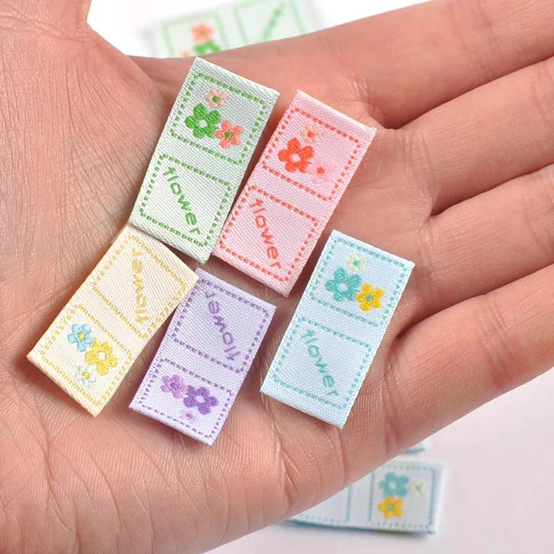 50pcs Mini Flower Pattern Embroidery Labels For DIY Crafts Accessories Clothing Tags Sewing Hats Bags Supplies 30x15mm c3611 Qme