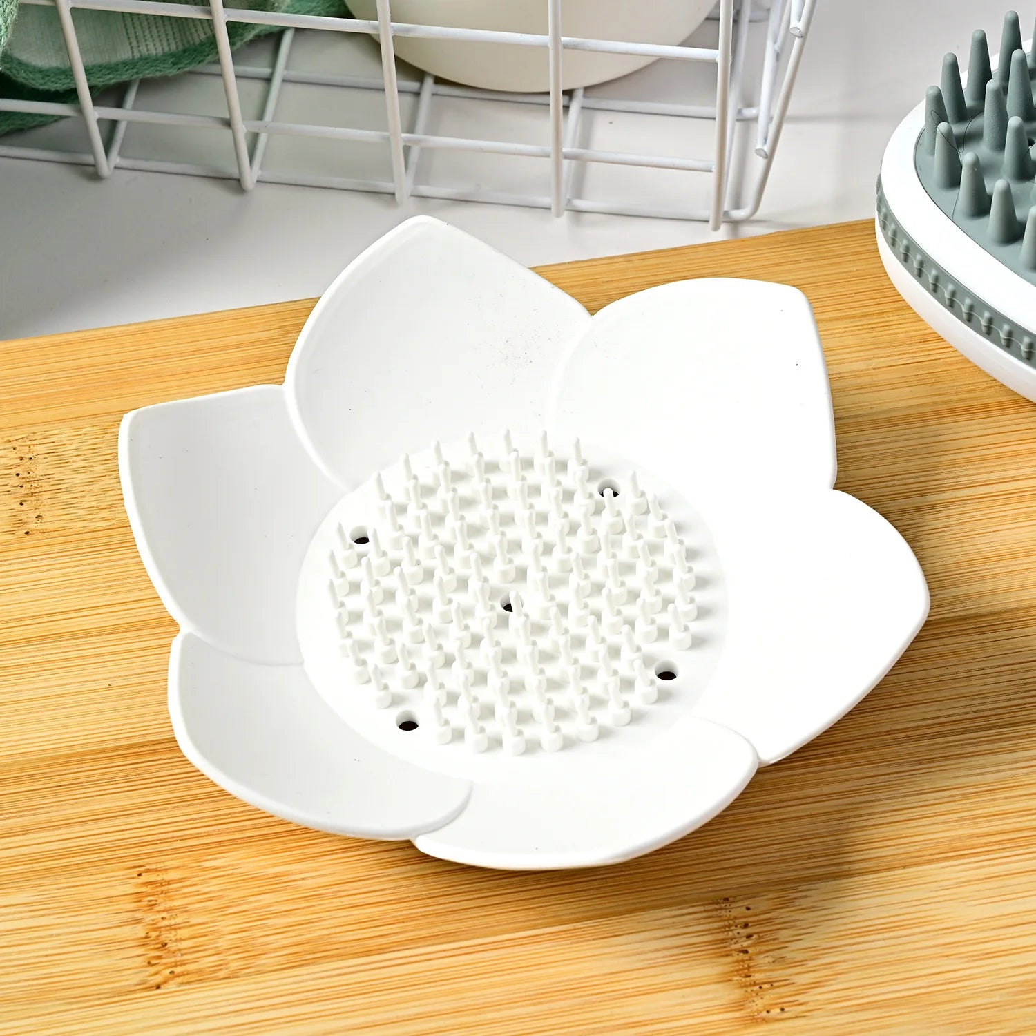 Creative Silicone Lotus Soap Holder Bathroom Soap Drain Box Non Perforated Lotus Shaped Soap Box Kitchen Soap Sponge Drain Box Qme White