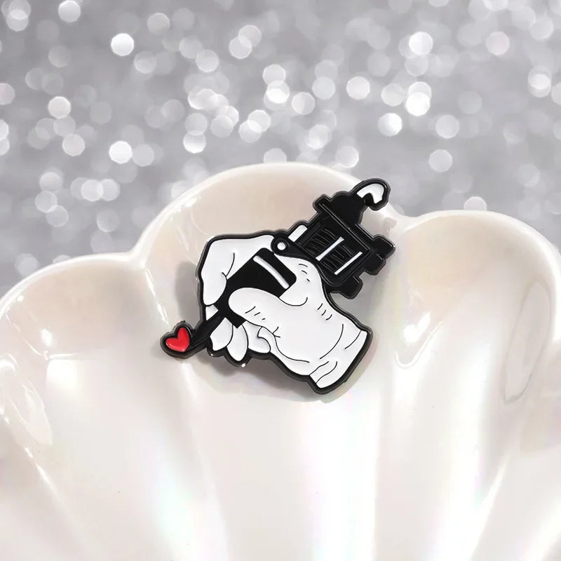 Creative Tattoo Gun Machine Red Heart Brooch Enamel Pin Funny Decorative Brooches Lapel Badges Jewelry Accessories Wholesale Qme