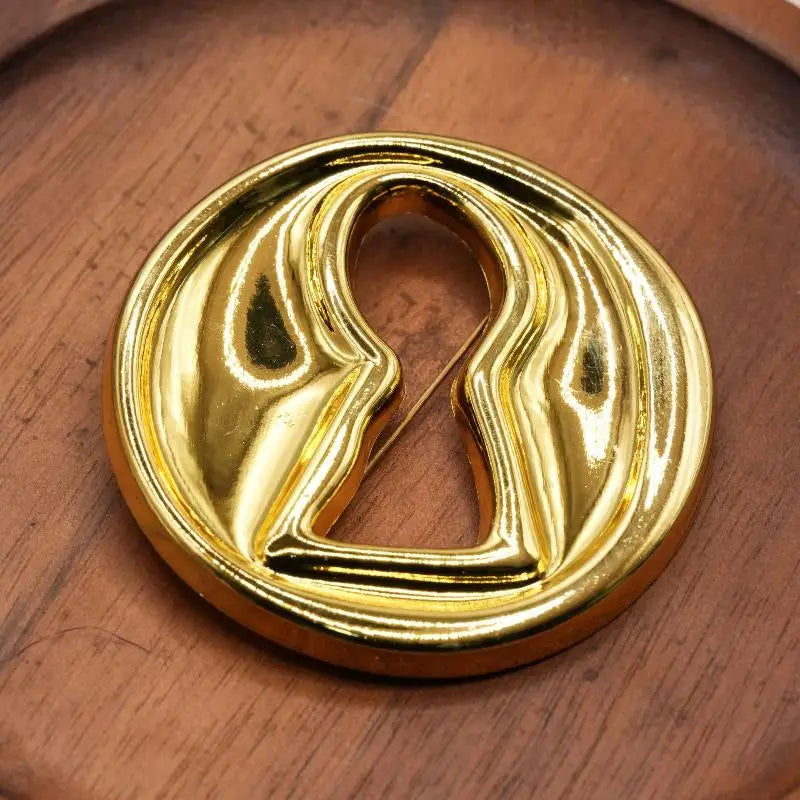 Pleated Devil's Eye Brooch Alloy Keyhole Shape Glaze Luxury Badge Pin Trendy Tassels Banquet Clothes Metal Pin Qme A5
