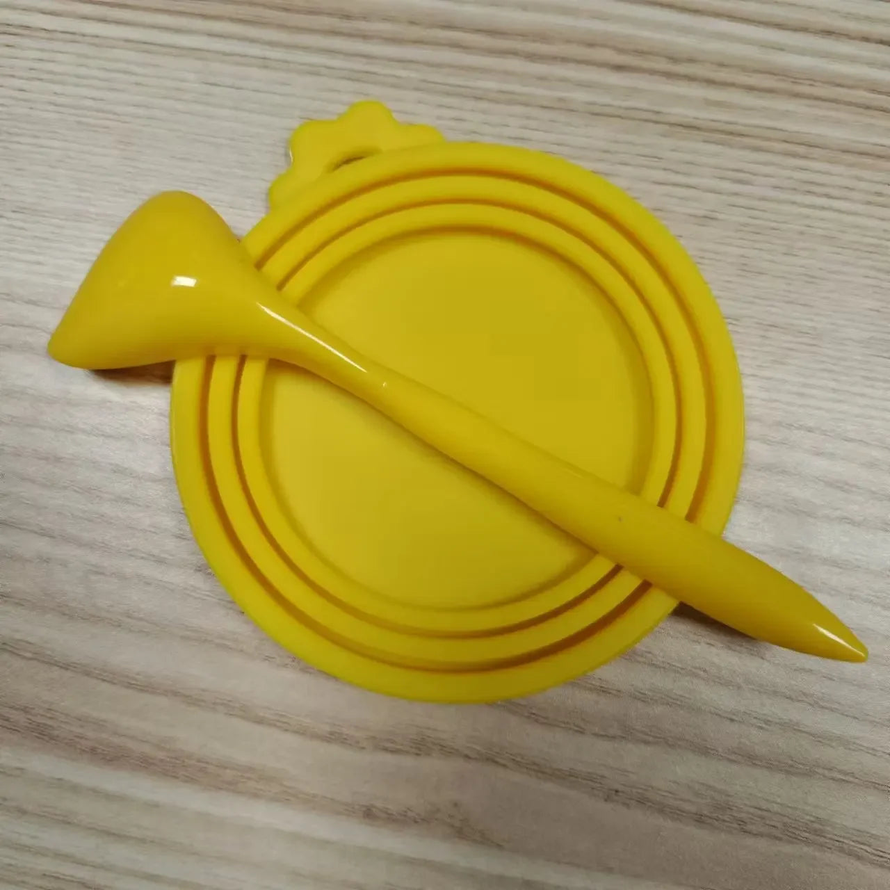 2pcs/set Reusable Pet Food Can Cover and Spoon Portable Dogs Cat Storage Tin Cap Lid Seal Cover Health Pet Supplies Pet Lids Can Qme YELLOW