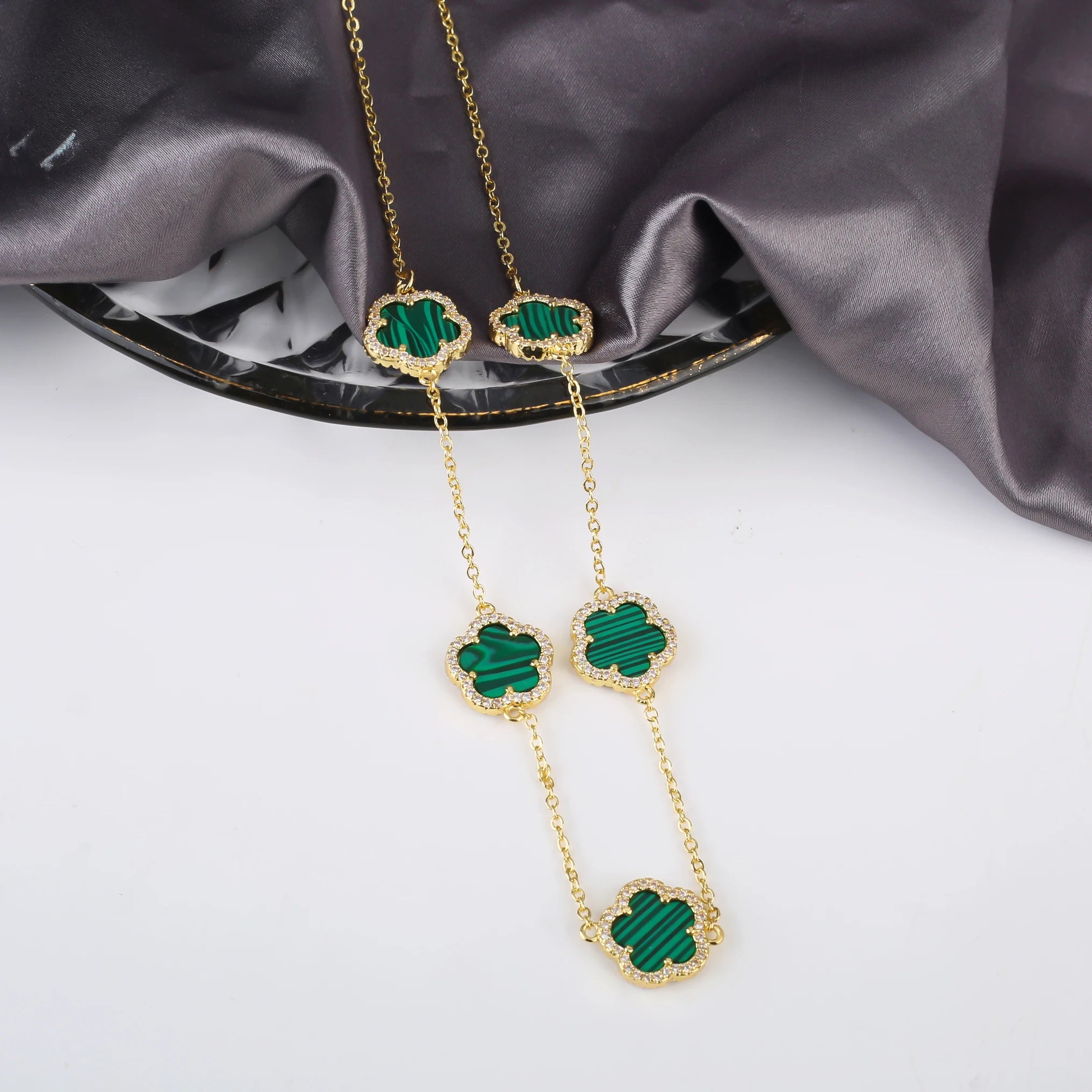 INS Hot Selling Women Five Leaf Clover Necklace Fashion Geometric Necklace Sweet Romantic Holiday Jewelry Gifts Wholesale Qme X