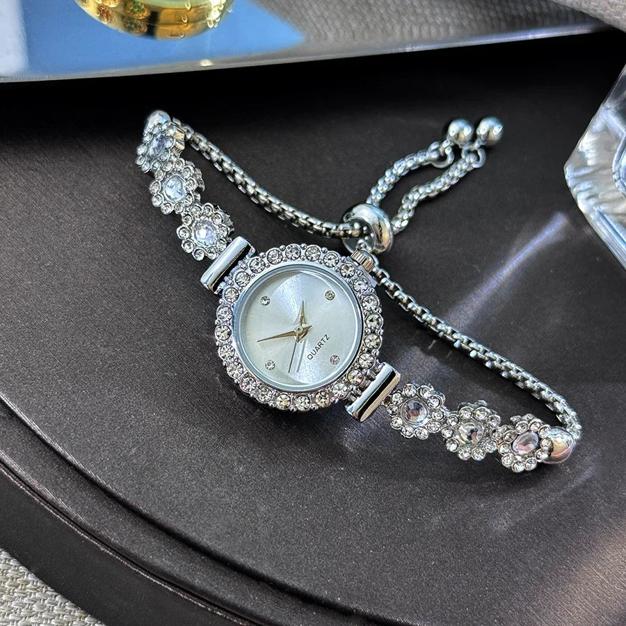 Fashion Rhinestone Women Watches Diamond Flowers Bracelet Ladies Quartz Wristwatch Qme Silver