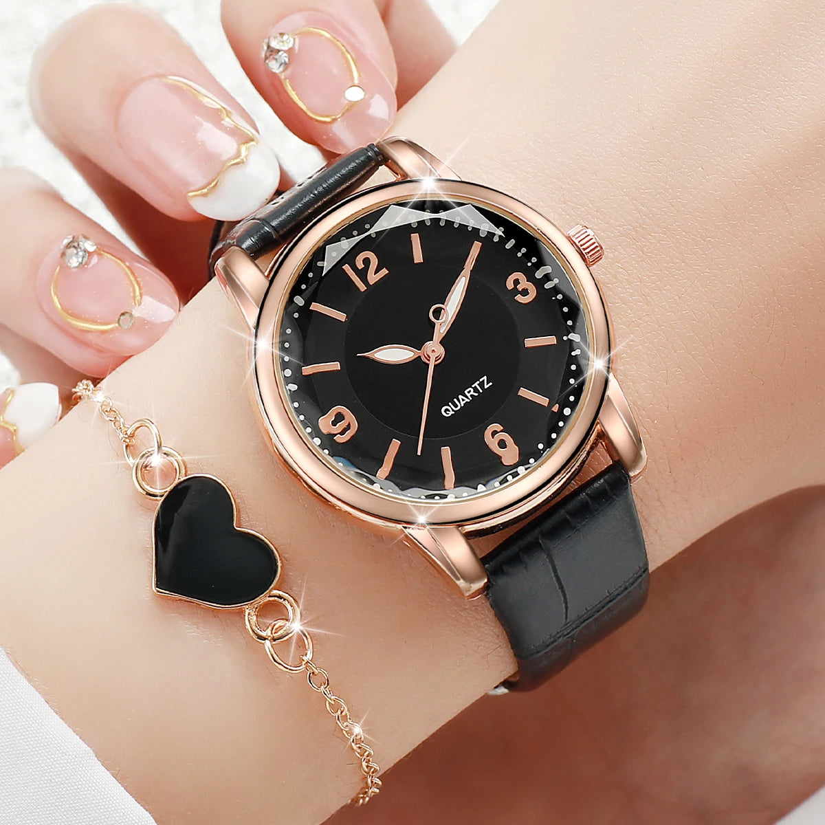 Mulheres Casual Relógio de Quartzo Mostrador Árabe, Pulseira de Couro, Conjunto de Pulseira Coração sem Caixa, 2 peças Qme black