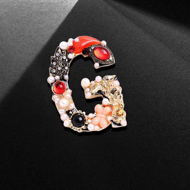 Vintage Luxury Crystal Pearl Letter Brooch Korean Style Elegant Pin for Women Coat Dress High End Clothing Accessories Jewelry Qme SXZ261