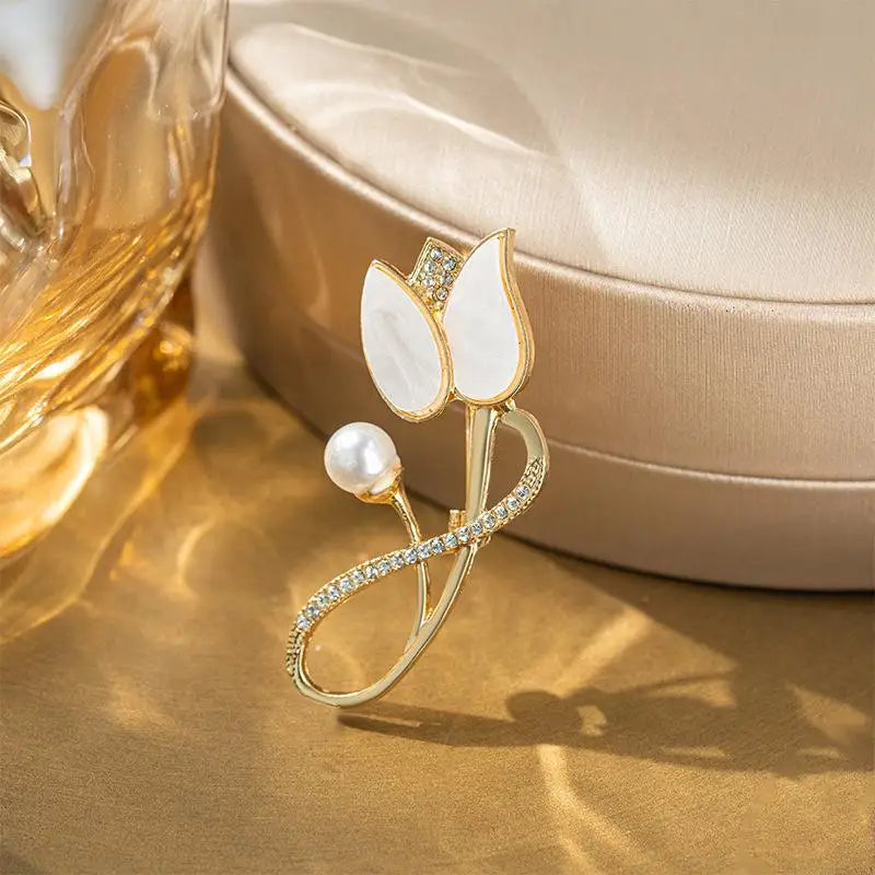 2026 Fashion New Style Temperament Rose Crystal Pearl Brooch Light Luxury Breast Flower Suit Coat Luxury Accessories Qme