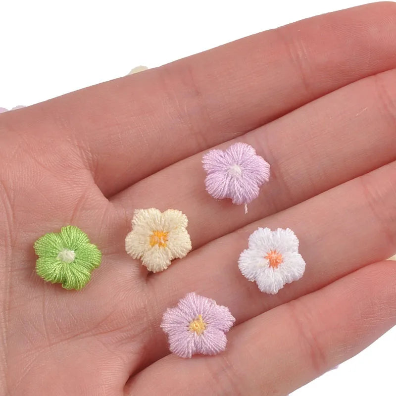 50pcs 11mm Mixed Color Mini Flower Patches Sewing Clothes Bags Handmade Accessories DIY Making Hair Pins Crafts Home Decor c3780 Qme