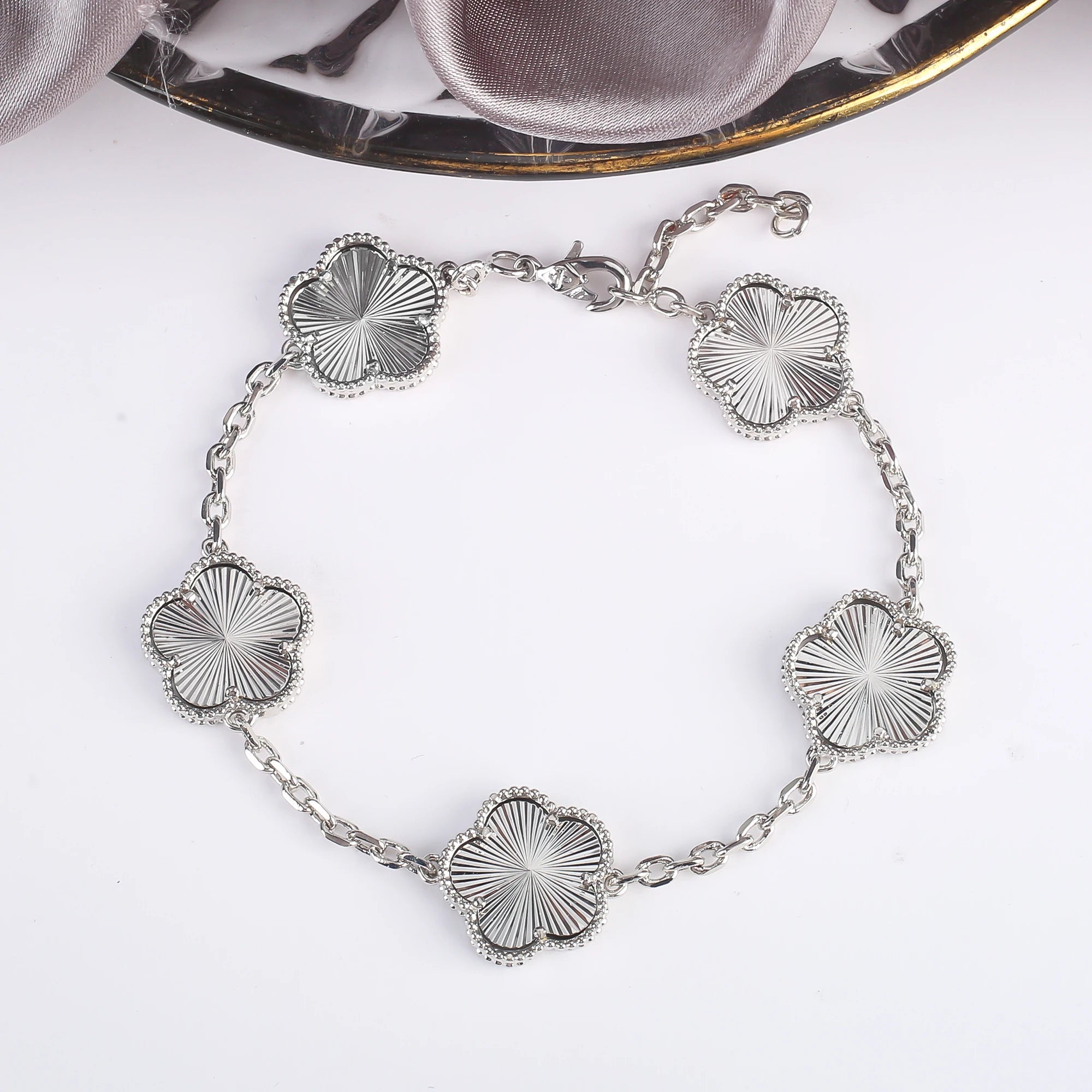 New Popular Shiny Zirconia Five-Leaf Flower Charm Ladies Bracelet Luxury For Female Party Jewelry Fashionable Gifts Clover Qme 6