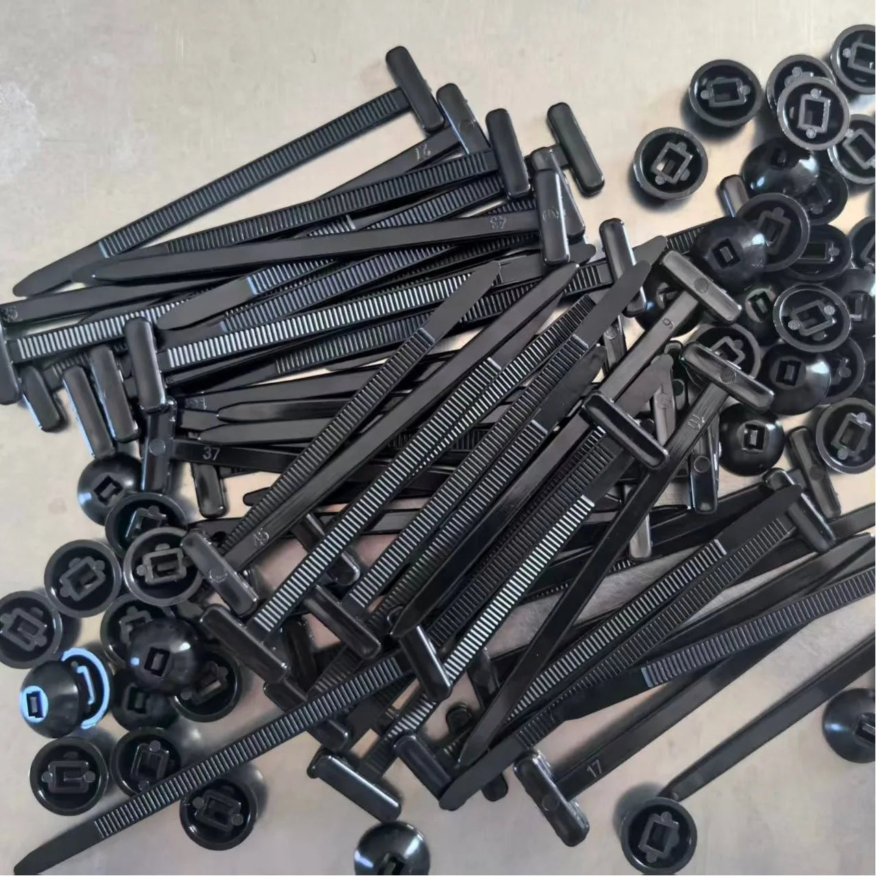 Multi Functional Zip Ties, Snap Fasteners, Through Nails, Fixed Engine Floor, Fender Lining, Mudguard, Trunk Cover, Etc Qme