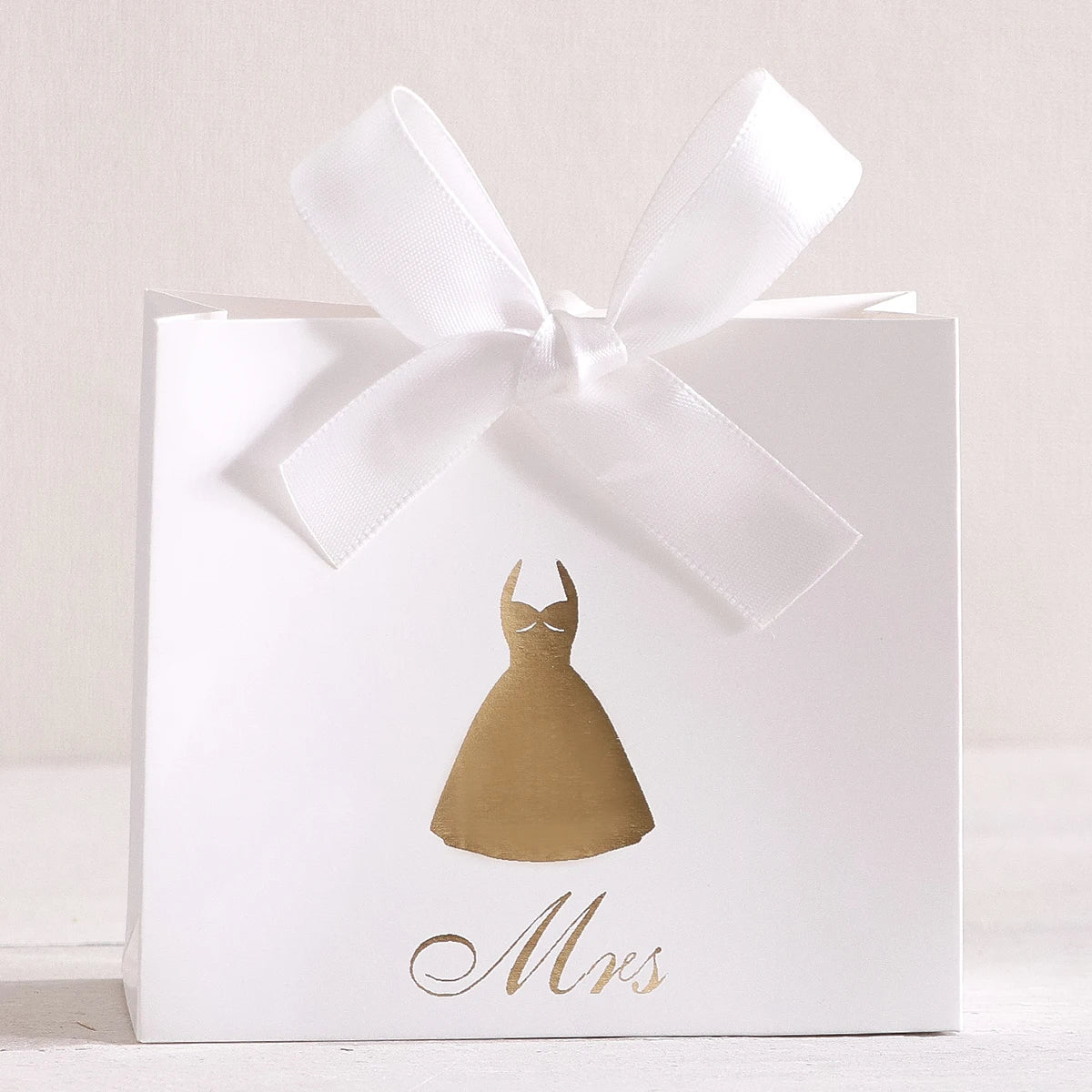 5-Piece Wedding Favor Boxes - Mini“Mr. and Mrs”。 Candy Boxes - Elegant Gold Printed Bride and Groom Design - Satin Bow - White Qme 5Pcs-Mrs-Qz-White Other Other