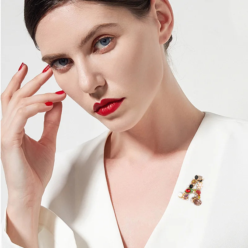 Vintage Luxury Crystal Pearl Letter Brooch Korean Style Elegant Pin for Women Coat Dress High End Clothing Accessories Jewelry Qme