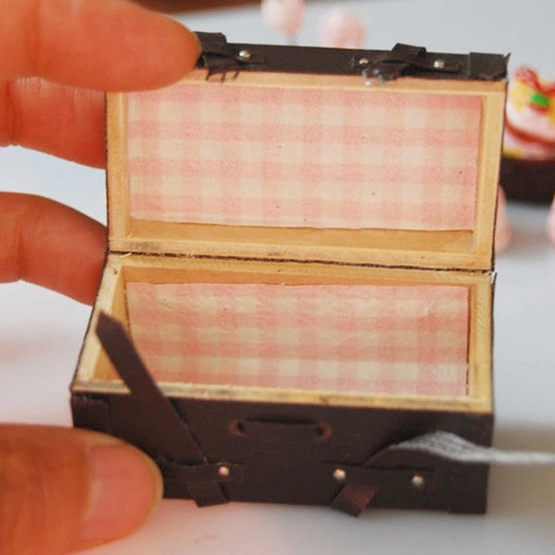 1 12 Dollhouse Miniature Vintage Leather Wood Suitcase Mini Luggage Qme