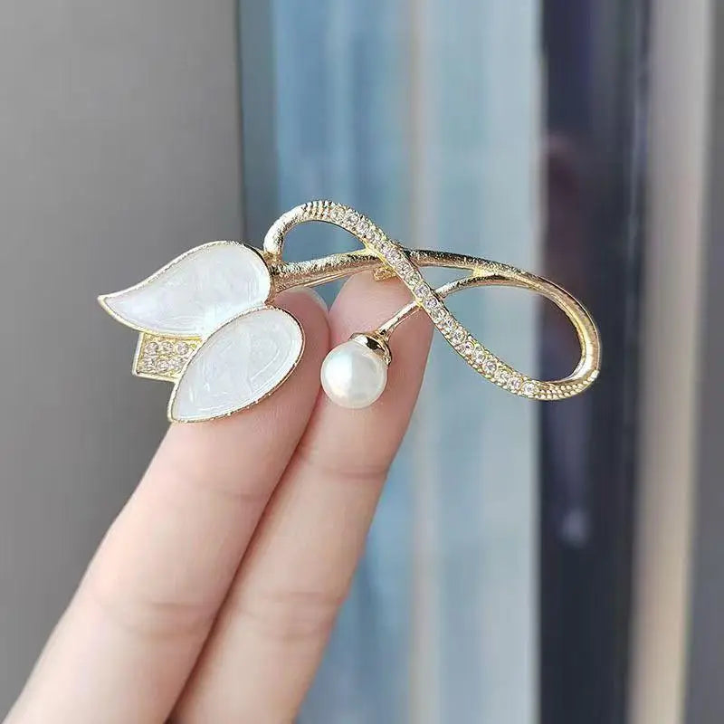 2026 Fashion New Style Temperament Rose Crystal Pearl Brooch Light Luxury Breast Flower Suit Coat Luxury Accessories Qme